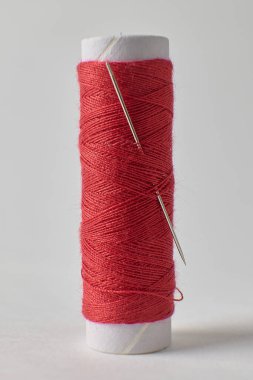 İğneli kırmızı iplik rulosu