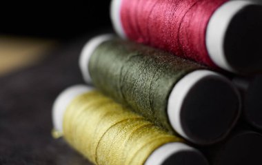 Parlak renkli iplik makaraları bir yığın halinde düzenlenmiş