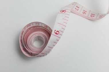 Bir ölçü bandı beyaz renkte gösterilir