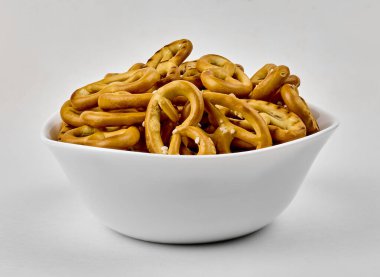 Paylaşmak için mükemmel krakerlerle dolu bir kase