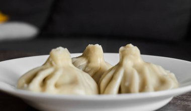 Bir tabağa düzgün yerleştirilmiş üç köfte..