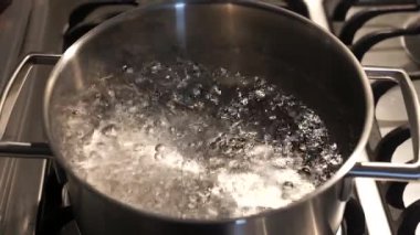 Su ocağın üstünde hızla köpürüyor.