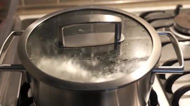 Su ocağın üstünde hızla köpürüyor.