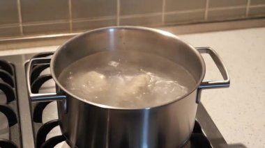 Kaynar suyla sulandırılır.