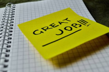 Parlak sarı nota kağıtta başarıyı teşvik eder.