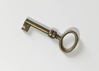 Sade beyaz bir yüzeyde görünen eski pirinç anahtar