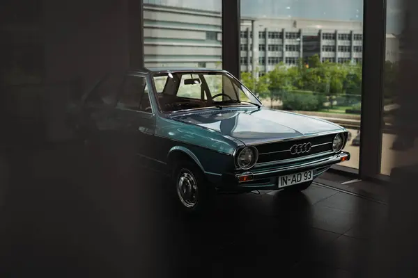 Curtan 'ın arkasındaki araba.