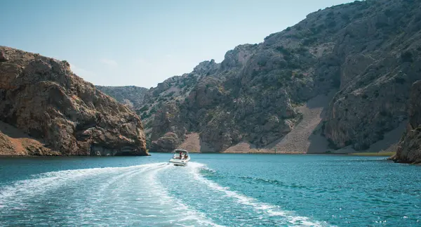 Dağ gölündeki tekne..