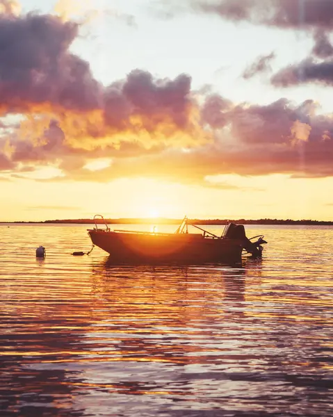 Denizin üzerinde gün batımı