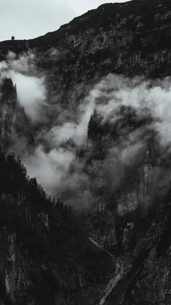 Şelalesi ve sisi olan güzel bir manzara.