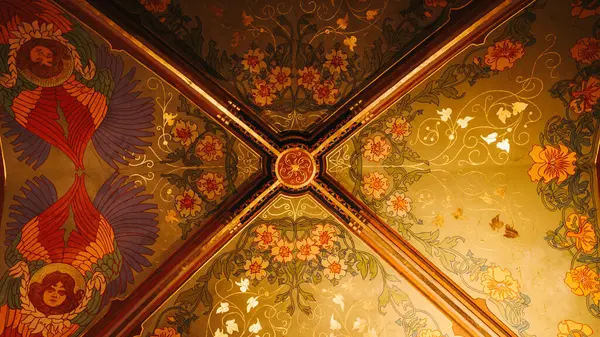 Eski şatonun içi çok güzel.