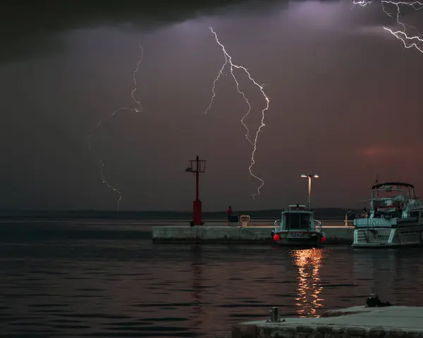 Denizde fırtına, limanda fırtına, fırtınada bir tekne