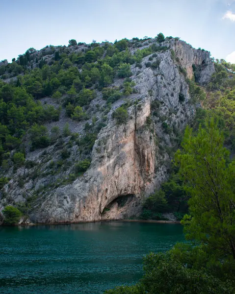 Kayalık bir dağ manzarası