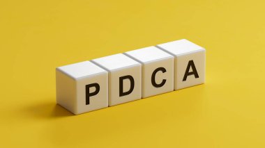 PDCA iş sözcüğüne sahip ahşap küpler. Ahşap küplere yakın çekim, sarı arka planda 3D iş konsepti..