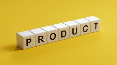 Tahta masadaki tahta blokların üzerinde harfler olan bir ürün kelimesi. Ürün ya da hizmet satış işi kavramı: Sarı arka planda 3D.