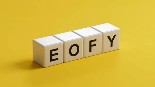 Ahşap küplerin EOFY.up yazısıyla çok renkli ahşap küpler, sarı arkaplanda İş Konsepti 3D yorumlama.