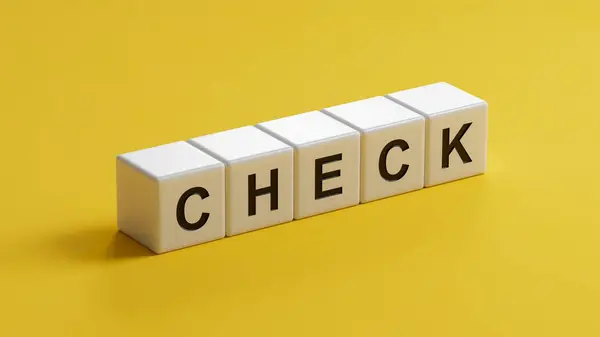 Üzerinde çek yazan tahtadan küpler. Görev, Vizyon ve temel değerler kavramı. Tahta küplere yakın çekim, sarı arka planda 3D İş Konsepti.