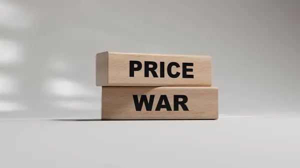 Price War - ticari rekabet, rakiplerin fiyatlarının sürekli düşmesiyle karakterize edilir, beyaz arka planda 3D fotokopi. tahta bloklar.