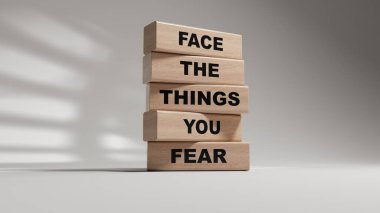 Sembolden korktuğun şeylerle yüzleş. Sözcüklerle dolu tahta bloklar korktuğunuz şeylerle yüzleşin. İş dünyası ve beyaz arkaplandaki 3D kavramından korktuğunuz şeylerle yüzleşin..