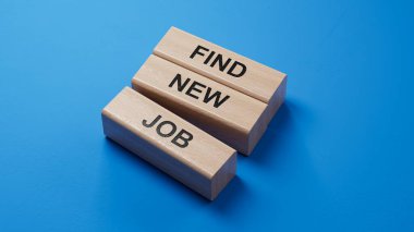 Yeni bir iş ilanı bul. Tahta bloklar. Boşluk 3D görüntülemesini mavi arkaplana kopyala.