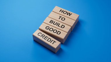 Nasıl iyi bir kredi sembolü oluşturulacağını. Sözcük kavramları Tahta bloklar üzerinde nasıl iyi kredi oluşturulur. İş dünyası ve mavi arka planda nasıl iyi kredi konsepti 3D oluşturulur.