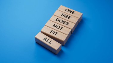 Bir beden tüm sembollere uymuyor. Sözcüklerin hepsi tahta bloklara sığmaz. Bir ölçü tüm iş kavramlarına uymaz. Boşluk 3D görüntülemesini mavi arkaplana kopyala.