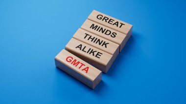 Gmta sözcüğünü tamamlamak için sıranın içine tahta küpleri yakın, Büyük Zihinler mavi arkaplanda ALIKE.3D yorumlama düşünüyorum.