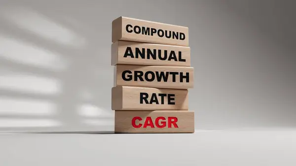 Tahta bloklar ve CAGR harfleri. Küplerdeki yazılar yüzeyden yansıyor. CAGR - Beyaz arkaplanda yıllık bileşik büyüme oranı 3D.