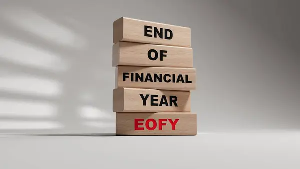 Finansal Yıl Sözcükleri 'nin ahşap bloklar üzerindeki ürkütücü sonu. Tahta bloklar. Alan 3D görüntülemesini beyaz arkaplana kopyala.