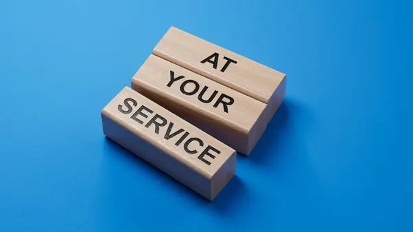 Hizmet simgende. Sözcüklerle tahta bloklar hizmetinizdedir. İş ve hizmet kavramınız. Mavi arkaplanda 3D kopyala.