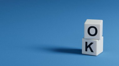 Kalın bir yazı tipi kullanarak, İngilizce 'de OK' un 3 boyutlu çizimi. Anlaşmayı ve kendine güveni iletir. Ahşap elementler. Mavi arka planda 3D görüntüleme..