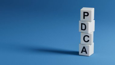 PDCA iş sözcüğüne sahip ahşap elementler. Ahşap elementlere yakın çekim, mavi arka planda 3D İş Konsepti.