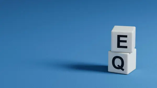 Kalın bir yazı tipi kullanarak EQ 'nun İngilizce 3D çizimi. Duygusal zeka ve berraklık taşır. Ahşap elementler. Mavi arka planda 3D görüntüleme..