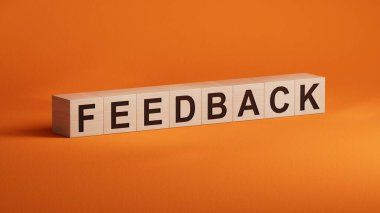 Word FEEDback ahşap küpten yapılmış. İş konsepti. Ahşap küplere yakın plan, turuncu arka planda 3D iş konsepti..