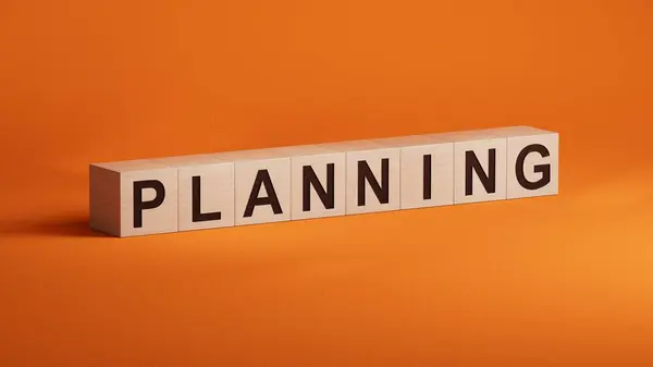 Planlama. Ahşap küplerin yazılışı. Turuncu arkaplan üzerinde tahta küp düğmeleri olan düz bir görünüm. Bilgi teknolojisi kavramı turuncu arka planda 3D..