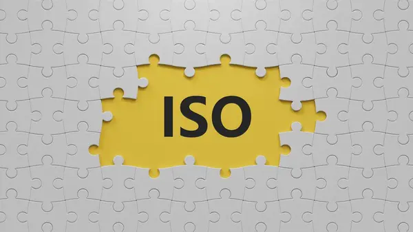 Beyaz yapboz parçalarının ISO kısaltması üzerinde işaretli eksik parçalar var. ISO kalite kontrol sertifika onaylama konsepti. Beyaz yapboz parçalarını kapatın ve sarı arkaplanda 3D parçaları eksik olsun..