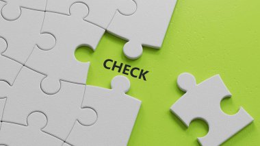 Üzerinde çek yazan eksik parçaların olduğu beyaz yapboz parçaları. Görev, Vizyon ve temel değerler kavramı. Eksik parçaları olan beyaz yapboz parçalarını kapatın, yeşil arkaplanda 3D İş Konsepti.