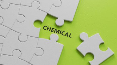 Yeşil arkaplanda kayıp parçalarla birlikte beyaz yapboz parçaları hakkında ChEMICAL metin sözcüğü.