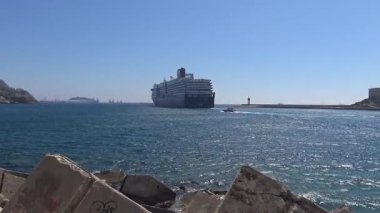 Denizdeki yolcu gemisi limandan ayrılıyor. Akdeniz 'de. Tatillerde. Seyahat, yaz
