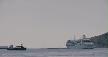 Gemi limandan ayrılıyor. Akdeniz limanı. Turizm