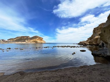 Akdeniz kıyısındaki kumsal