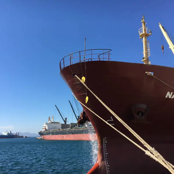 Akdeniz 'deki liman. Büyük kargo gemileri