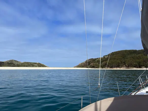 İspanya 'nın kuzeyindeki okyanusta bir tekne. Cies adaları 
