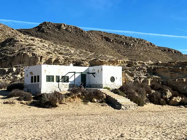 Terk edilmiş evi olan ıssız bir sahil. Akdeniz plajı. Peyzaj