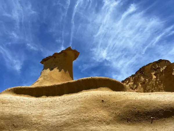 Akdeniz sahilinin manzarası. Çöl, rüzgârla aşınmış manzara