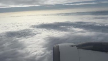 Uçak penceresinden manzara. Bulut manzarası. kanat düzlemi.