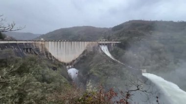 Bir nehrin dikey görüntüsü. Su deposunun baraj kapakları açılıyor 