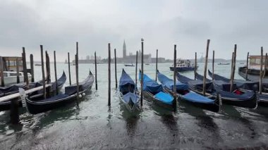 Venedik 'te Kanal' da Gondollar