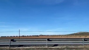 Dağlardaki yol manzarası. araba penceresinden görüntüler