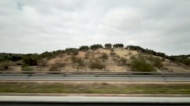 Dağlardaki yol. Arabanın penceresinden bak.